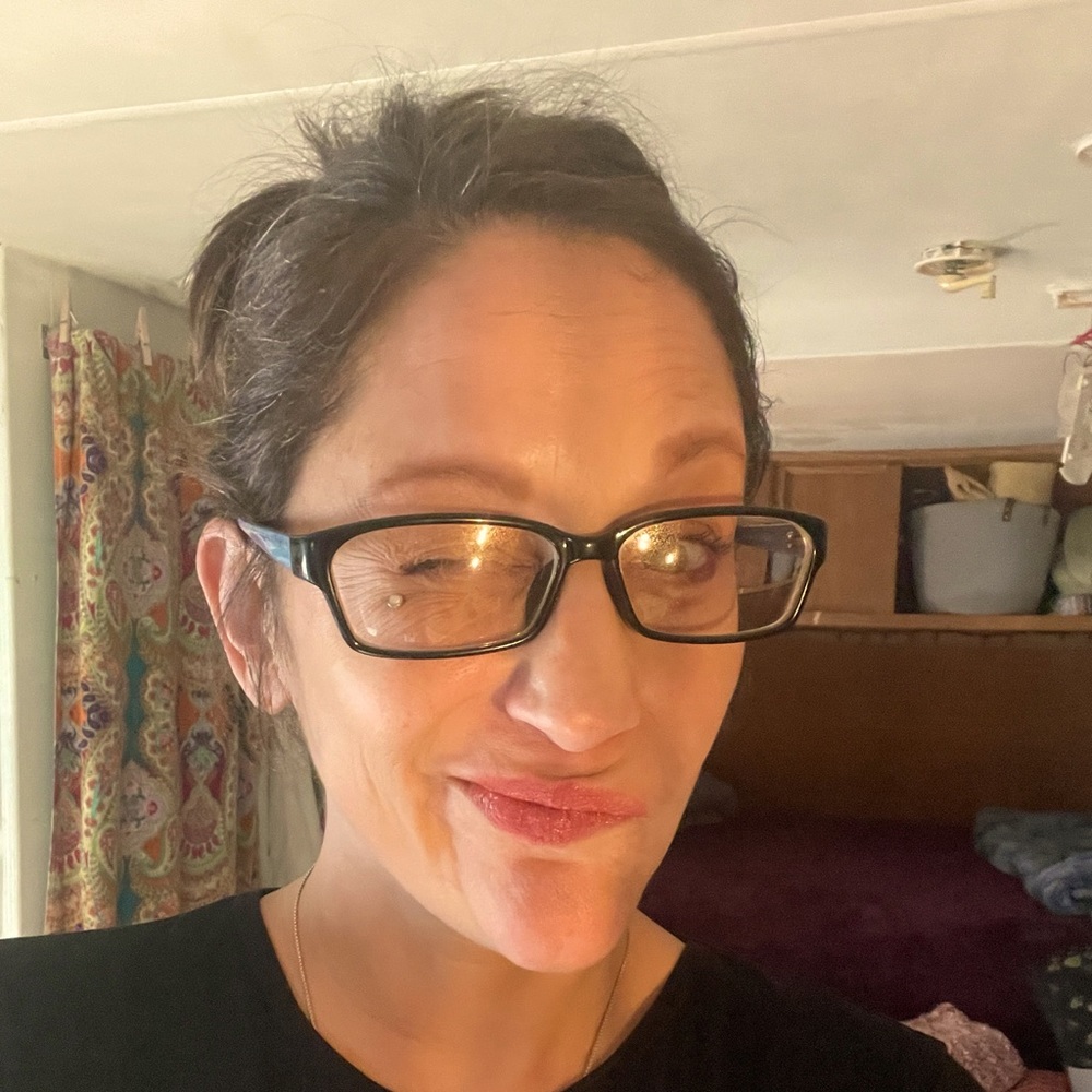 👋🙋🏻‍♀️ hey, it’s Poshmarker, NICKY!!!! 😁